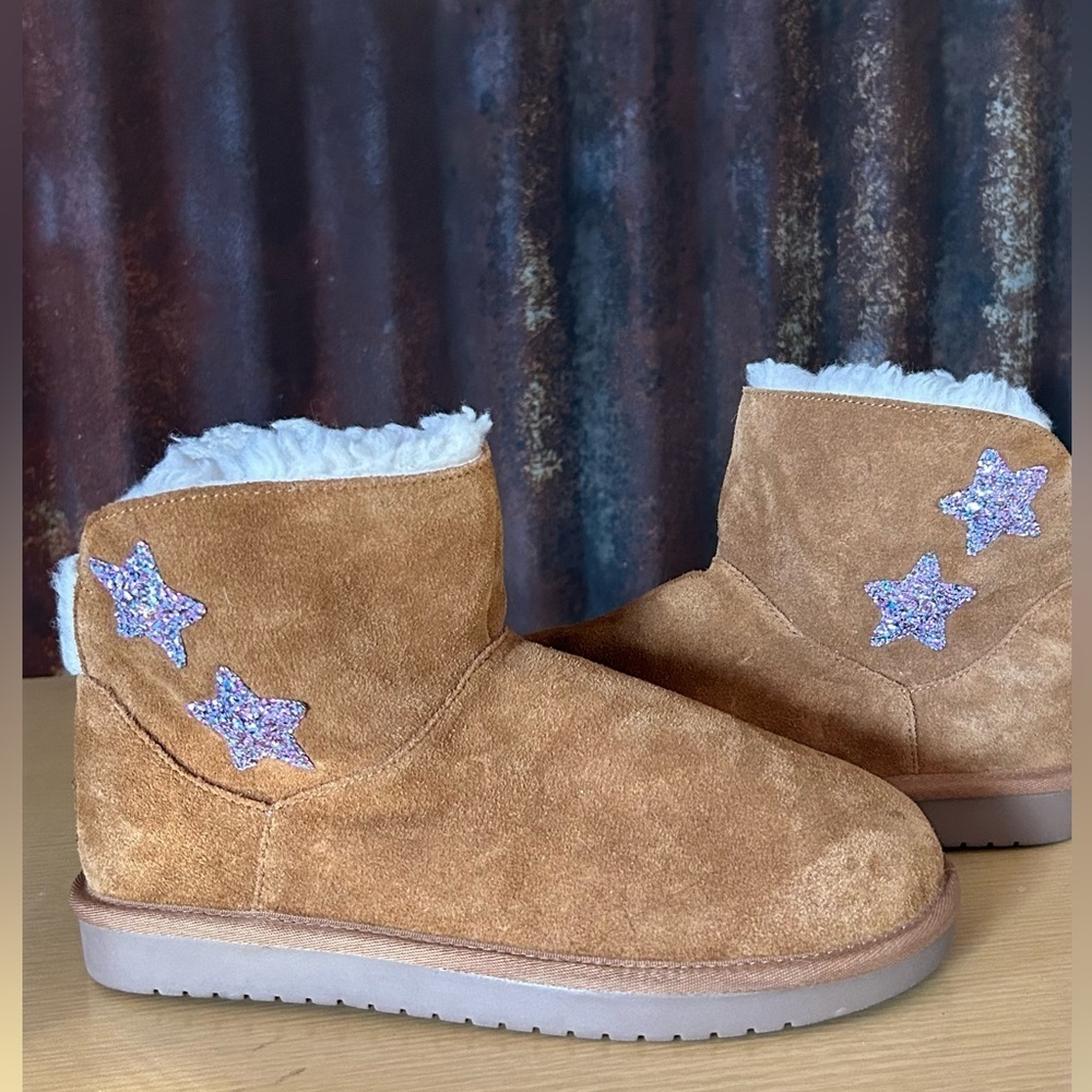 NWOT-Koolaburra by UGG kids sparkle Star boots chestnut faux fur lined size 4